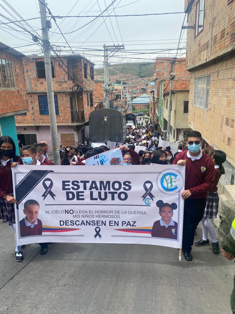 Estudiantes le hacen homenaje a niños muertos por explosión Apenas han pasado tres días desde el fatídico ataque terrorista cometido en el CAI del barrio Arborizadora Alta, en Ciudad Bolívar, y los moradores de la zona sienten con profundo dolor la pérdida de los niños Daniel Stiven Duque e Ivanna Salomé Rangel. Es por eso que este martes estudiantes se movilizaron en su nombre.