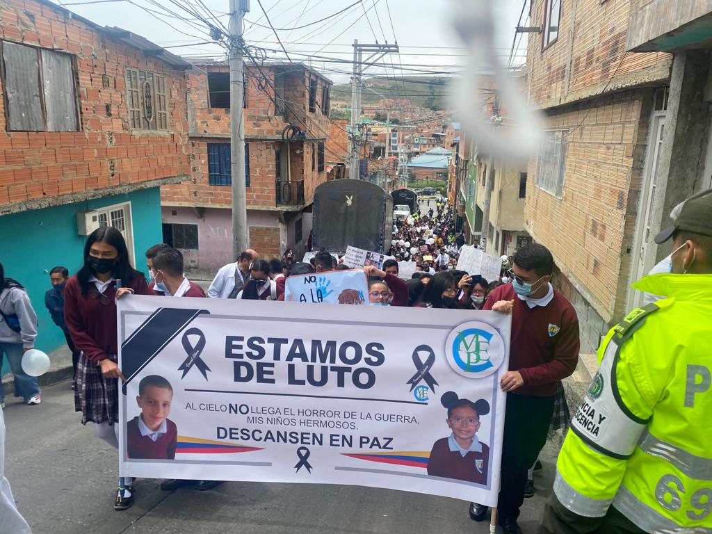 Estudiantes le hacen homenaje a niños muertos por explosión Apenas han pasado tres días desde el fatídico ataque terrorista cometido en el CAI del barrio Arborizadora Alta, en Ciudad Bolívar, y los moradores de la zona sienten con profundo dolor la pérdida de los niños Daniel Stiven Duque e Ivanna Salomé Rangel. Es por eso que este martes estudiantes se movilizaron en su nombre.