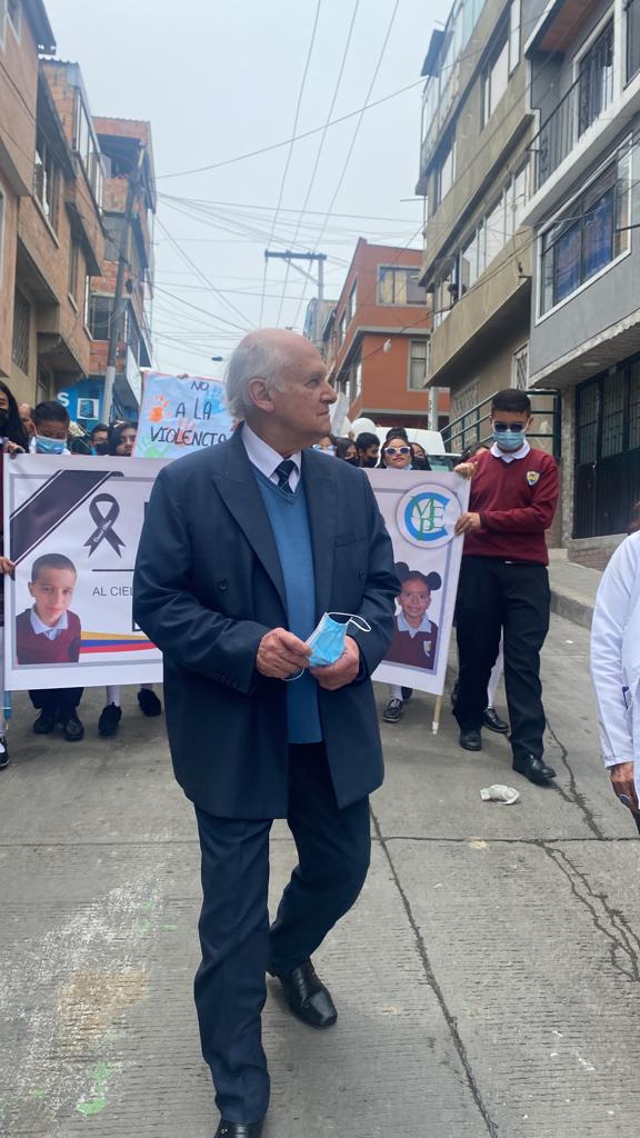 Estudiantes le hacen homenaje a niños muertos por explosión Apenas han pasado tres días desde el fatídico ataque terrorista cometido en el CAI del barrio Arborizadora Alta, en Ciudad Bolívar, y los moradores de la zona sienten con profundo dolor la pérdida de los niños Daniel Stiven Duque e Ivanna Salomé Rangel. Es por eso que este martes estudiantes se movilizaron en su nombre.