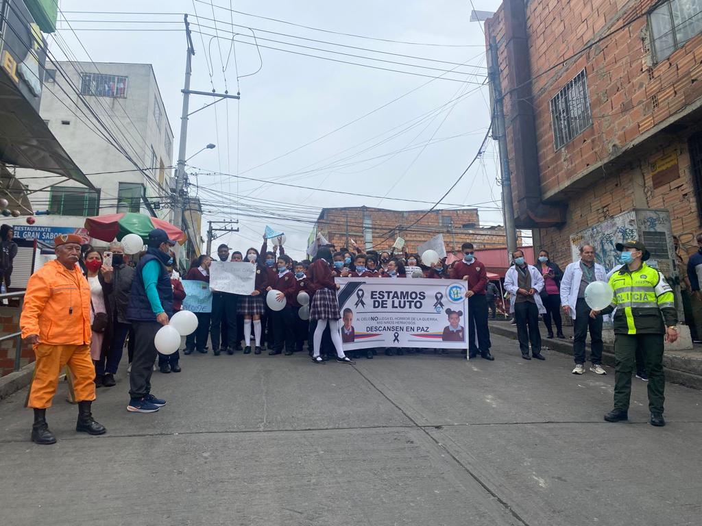 Estudiantes le hacen homenaje a niños muertos por explosión Apenas han pasado tres días desde el fatídico ataque terrorista cometido en el CAI del barrio Arborizadora Alta, en Ciudad Bolívar, y los moradores de la zona sienten con profundo dolor la pérdida de los niños Daniel Stiven Duque e Ivanna Salomé Rangel. Es por eso que este martes estudiantes se movilizaron en su nombre.
