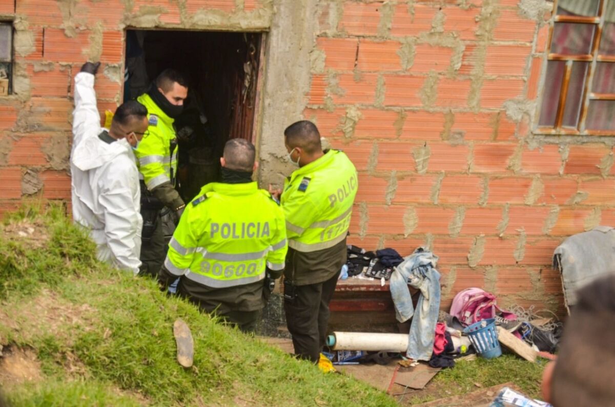 Terrible doble crimen: 2 jóvenes baleados 1 Terrible doble crimen: 2 jóvenes baleados Tal vez un grito de dolor se oyó por toda la montaña cuando los peritos forenses sacaron uno de los cuerpos de los jóvenes que, misteriosamente, fueron hallados sin vida dentro de una humilde casita de ladrillo. ‘Empijamados’ con sus uniformes blancos, las unidades de la Policía Judicial realizaron las inspecciones técnicas en la invasión conocida como El Triángulo, en zona rural de Ciudad Bolívar, que ni siquiera tiene dirección. Había un público expectante y aterrado con el crimen de estos dos jóvenes.