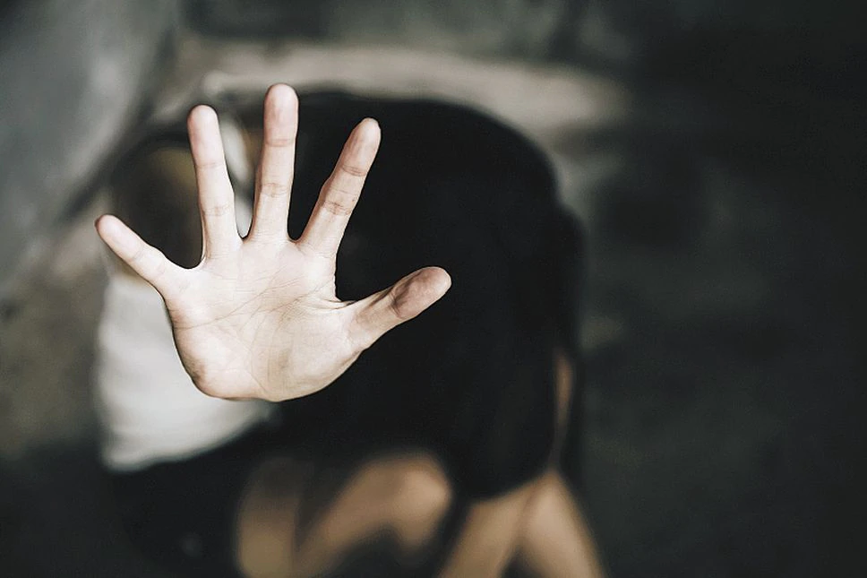 Capturan banda de transexuales que quemaban con ácido a sus victimas 2 Capturan banda de transexuales que quemaban con ácido a sus victimas Por medio de la Policía Metropolitana de Bogotá, se confirmó la captura de una banda conformada por varias mujeres trans, las cuales, con acido en mano, amedrentaban, quemaban y posteriormente robaban a todas las victimas que transitaban en la localidad de Chapinero.
