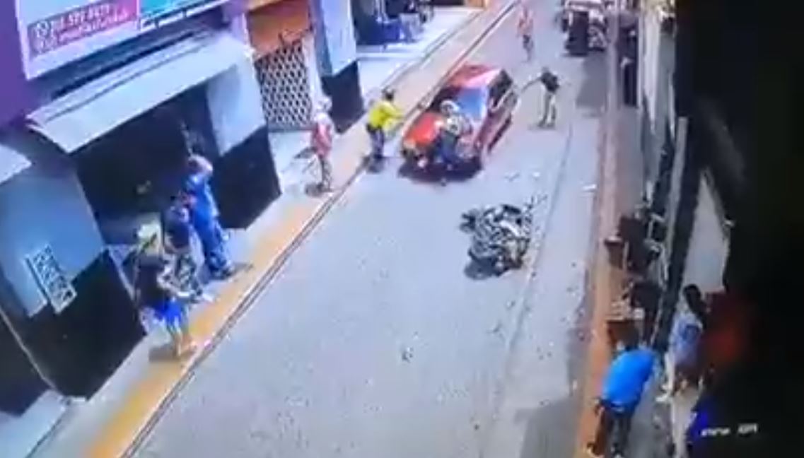 Detienen a conductor que atropelló a un agente de tránsito y se lo llevó en el capó El descarado conductor que arrolló y se llevó en el capó de su carro a un agente de tránsito en Bucaramanga ya se encuentra detenido por las autoridades. El hombre en el momento está custodiado en el búnker de la Fiscalía General de la Nación.
