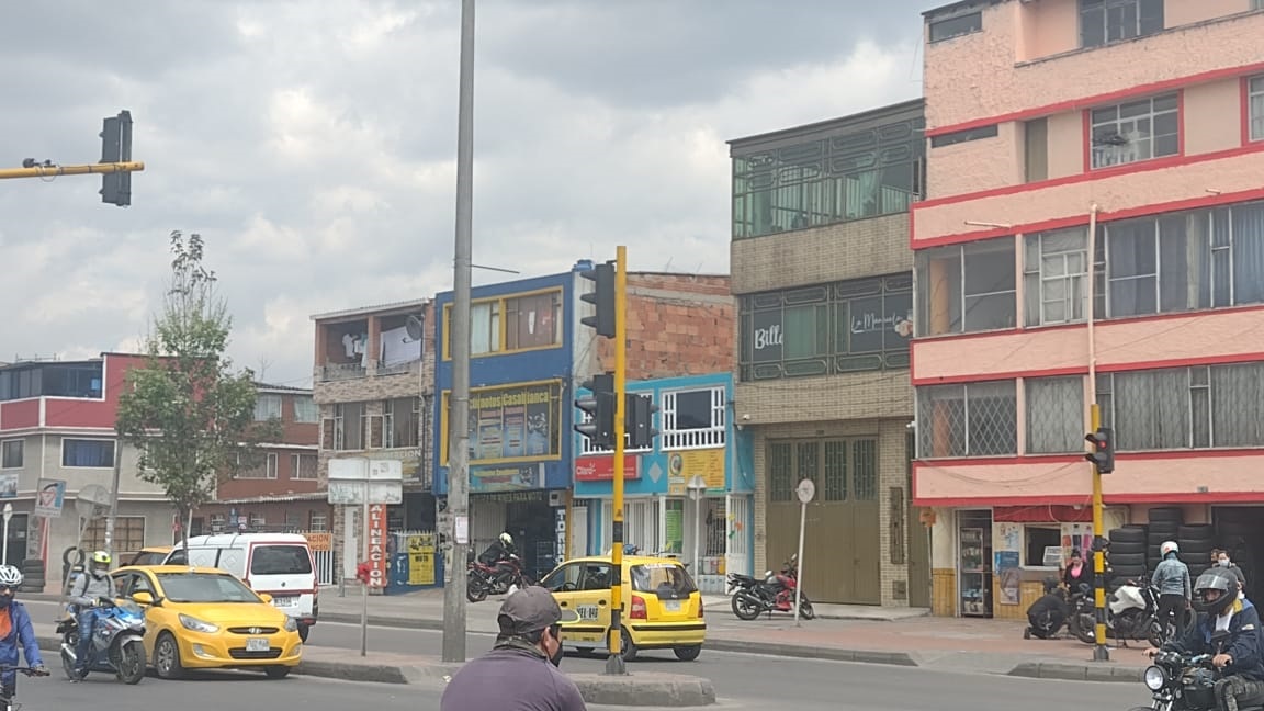 Balean a mujer dentro de un local Mientras una mujer permanecía sentada junto a un hombre al interior de un establecimiento comercial, un misterioso sujeto ingresó al local haciéndose pasar por cliente, se acercó a ella y sin mediar palabra le disparó en el rostro. Luego salió corriendo sin ser capturado por las autoridades.