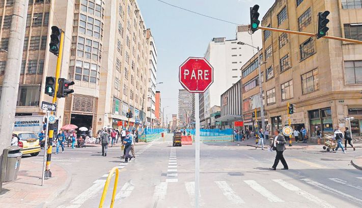 Bala y muerte en pleno centro de Bogotá 2 Bala y muerte en pleno centro de Bogotá “Estábamos terminando ya de trabajar cuando se oyeron los tiros, lo único que pensamos fue en agacharnos por temor a que una bala nos hiriera. Cuando pasó el susto, nos asomamos y ya estaba el muchacho tirado en el suelo, como de medio lado”, le dijo ayer a Q'HUBO una trabajador de la zona.