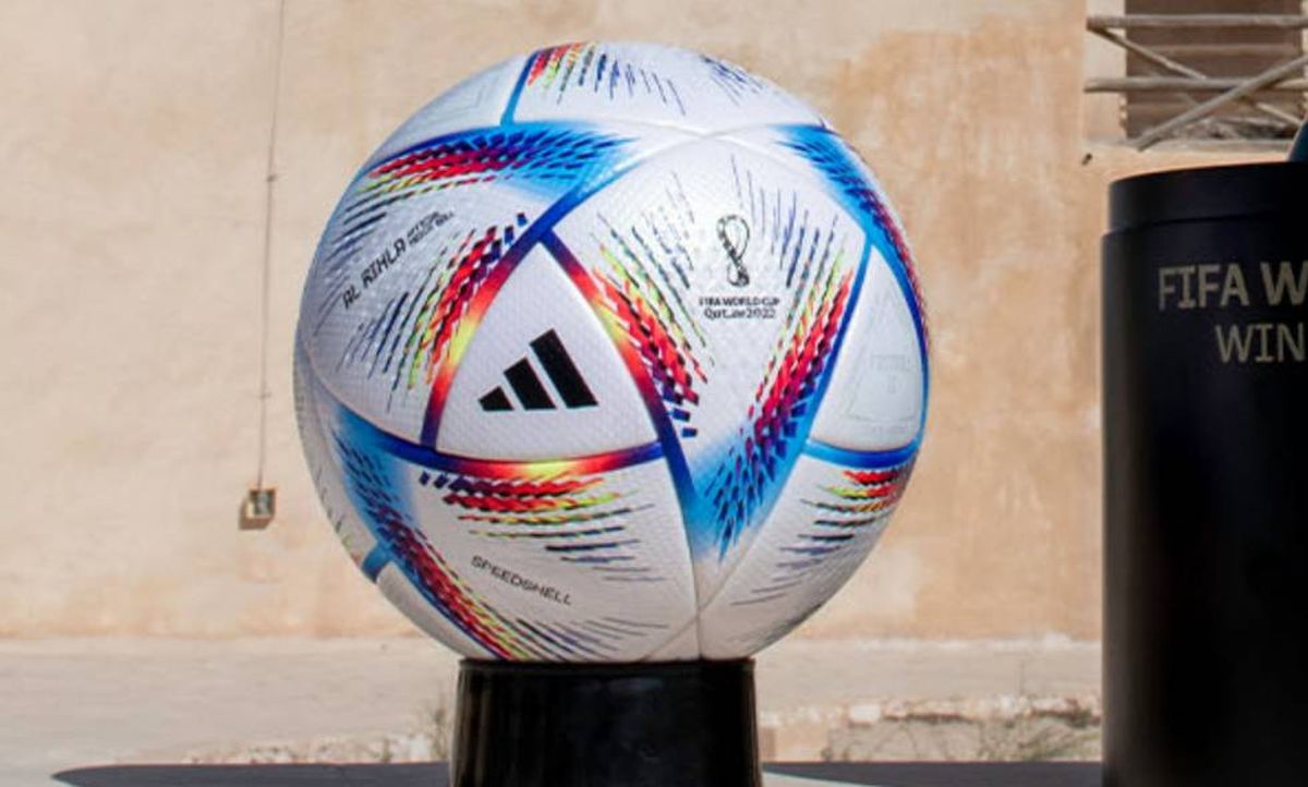 ¡Muy bonito! Este es el balón con el que se jugará el Mundial en Catar El balón del Mundial de fútbol de Catar 2022, que se jugará entre el 21 noviembre y el 18 diciembre, tiene por nombre&nbsp;Al&nbsp;Rihla&nbsp;(El Viaje), anunció este miércoles la Fifa en Twitter.