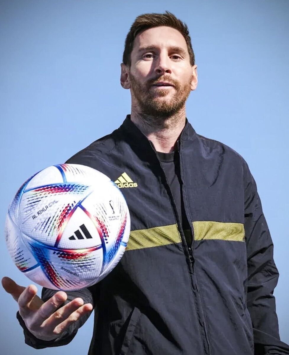 ¡Muy bonito! Este es el balón con el que se jugará el Mundial en Catar 1 ¡Muy bonito! Este es el balón con el que se jugará el Mundial en Catar El balón del Mundial de fútbol de Catar 2022, que se jugará entre el 21 noviembre y el 18 diciembre, tiene por nombre Al Rihla (El Viaje), anunció este miércoles la Fifa en Twitter.
