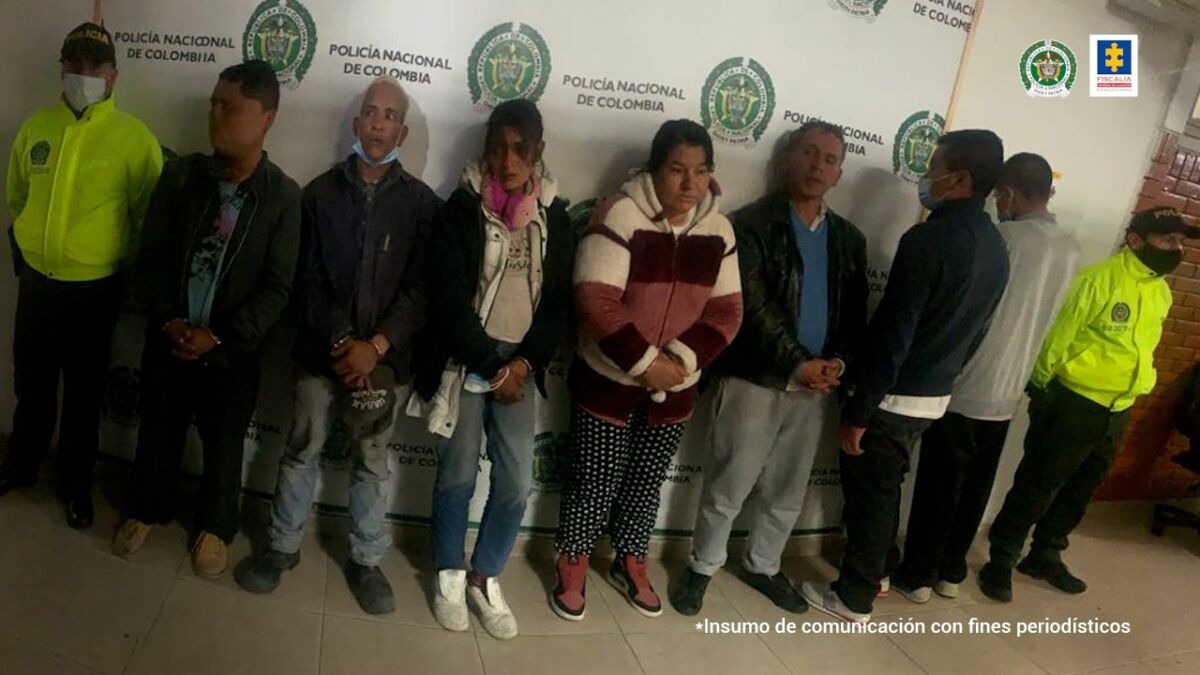 Golpe a 10 bandas criminales en Bogotá En las últimas horas la Fiscalía General de la Nación, con el apoyo de la Policía Nacional, informó que fueron capturados en casi dos semanas 44 presuntos integrantes de 10 bandas criminales dedicadas a homicidios, hurtos en diferentes modalidades y narcomenudeo en Bogotá.