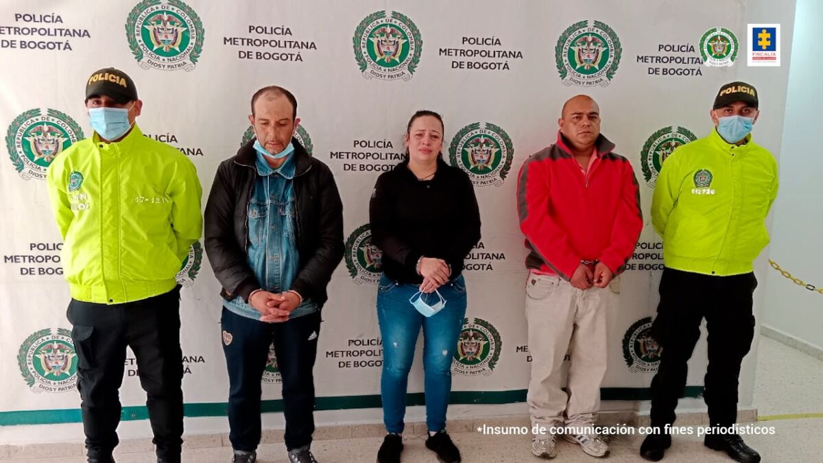 Golpe a 10 bandas criminales en Bogotá En las últimas horas la Fiscalía General de la Nación, con el apoyo de la Policía Nacional, informó que fueron capturados en casi dos semanas 44 presuntos integrantes de 10 bandas criminales dedicadas a homicidios, hurtos en diferentes modalidades y narcomenudeo en Bogotá.