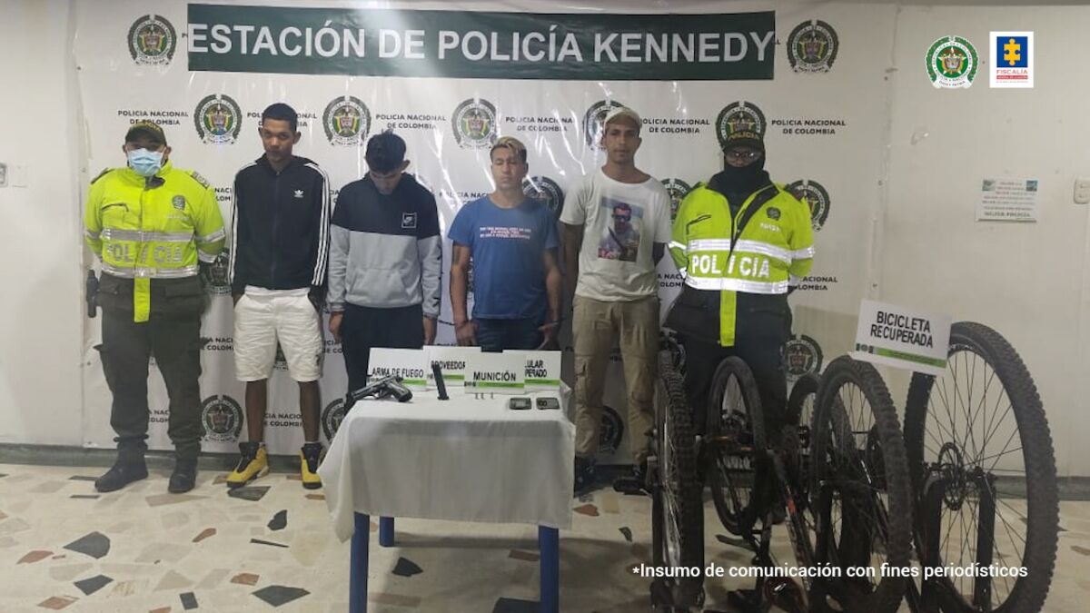 Golpe a 10 bandas criminales en Bogotá En las últimas horas la Fiscalía General de la Nación, con el apoyo de la Policía Nacional, informó que fueron capturados en casi dos semanas 44 presuntos integrantes de 10 bandas criminales dedicadas a homicidios, hurtos en diferentes modalidades y narcomenudeo en Bogotá.