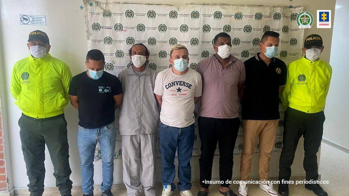 Golpe a 10 bandas criminales en Bogotá En las últimas horas la Fiscalía General de la Nación, con el apoyo de la Policía Nacional, informó que fueron capturados en casi dos semanas 44 presuntos integrantes de 10 bandas criminales dedicadas a homicidios, hurtos en diferentes modalidades y narcomenudeo en Bogotá.