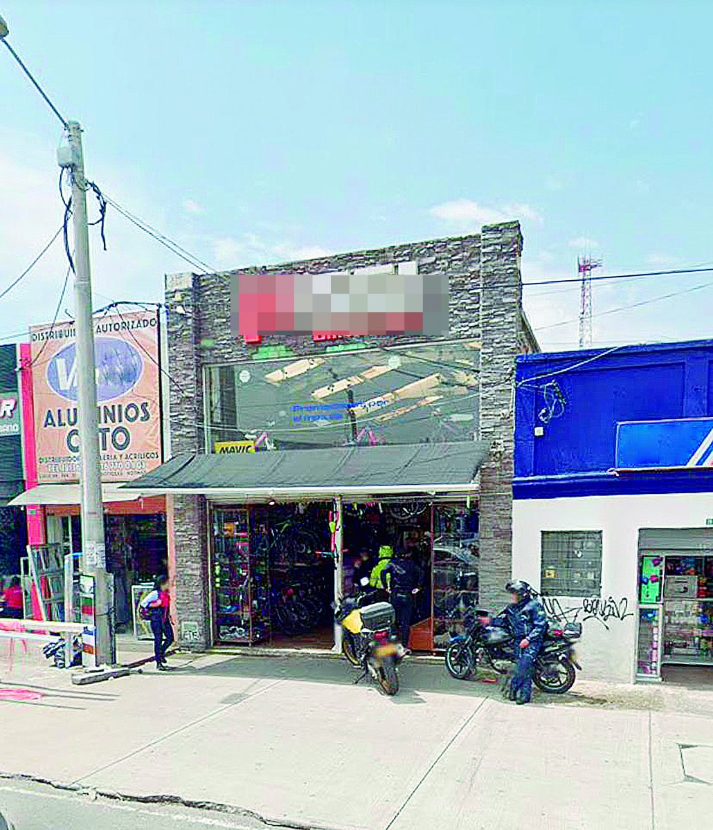 Fatídica jornada de trabajador en Barrios Unidos 2 Fatídica jornada de trabajador en Barrios Unidos Ignacio Mayorga Páez perdió la vida mientras se ganaba un sueldo para sustentar a su familia, esto tras sufrir un accidente laboral la tarde de este sábado, al interior de un establecimiento en el sector del Siete de Agosto, en Barrios Unidos. Todo parece indicar que Ignacio se dedicaba a realizar oficios varios al interior de la empresa, y presuntamente le habían asignado realizar unos arreglos locativos en la parte superior de la propiedad.