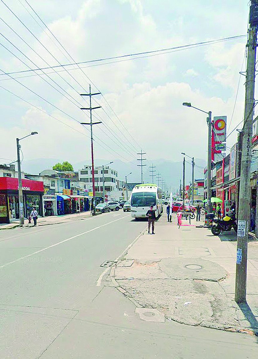 Fatídica jornada de trabajador en Barrios Unidos 2 Fatídica jornada de trabajador en Barrios Unidos Ignacio Mayorga Páez perdió la vida mientras se ganaba un sueldo para sustentar a su familia, esto tras sufrir un accidente laboral la tarde de este sábado, al interior de un establecimiento en el sector del Siete de Agosto, en Barrios Unidos. Todo parece indicar que Ignacio se dedicaba a realizar oficios varios al interior de la empresa, y presuntamente le habían asignado realizar unos arreglos locativos en la parte superior de la propiedad.