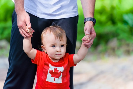 Los beneficios que ofrece Canadá si se va a vivir allá con sus hijos En Canadá se ofrecen varios beneficios que motivan a los migrantes para irse a vivir a ese país norteamericano, pues allí se puede tener un trabajo con mejor remuneración, estudio, estabilidad económica y obtener la residencia, lo cual sin duda genera una mejor calidad de vida.