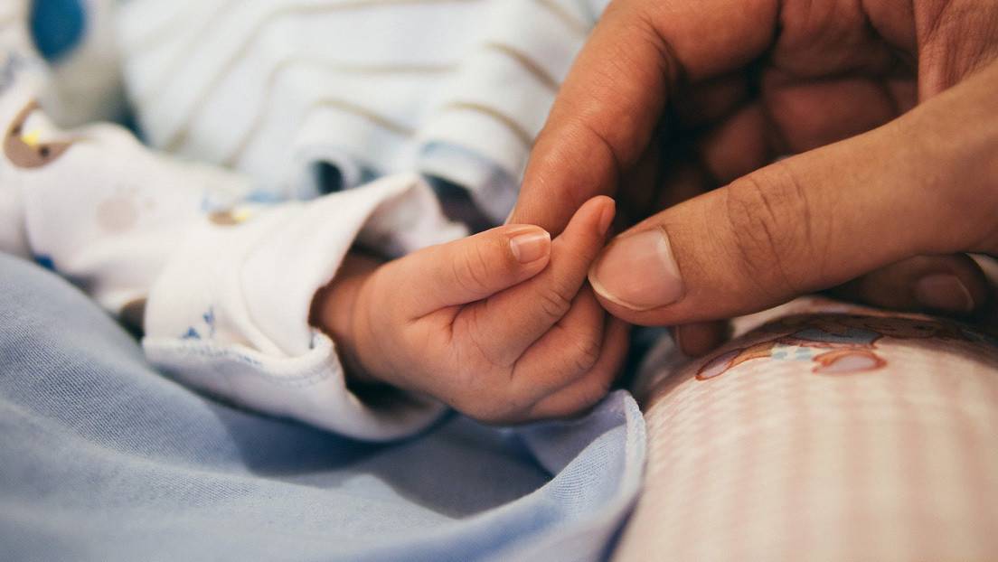 Murió por desnutrición: padres no alimentaban a su bebé porque no lloraba Un bebé de tan solo dos meses de nacido falleció por desnutrición, debido a que sus padres olvidaban alimentarlo. El lamentable caso sucedió en el condado de Warrick, Indiana, en Estados Unidos.