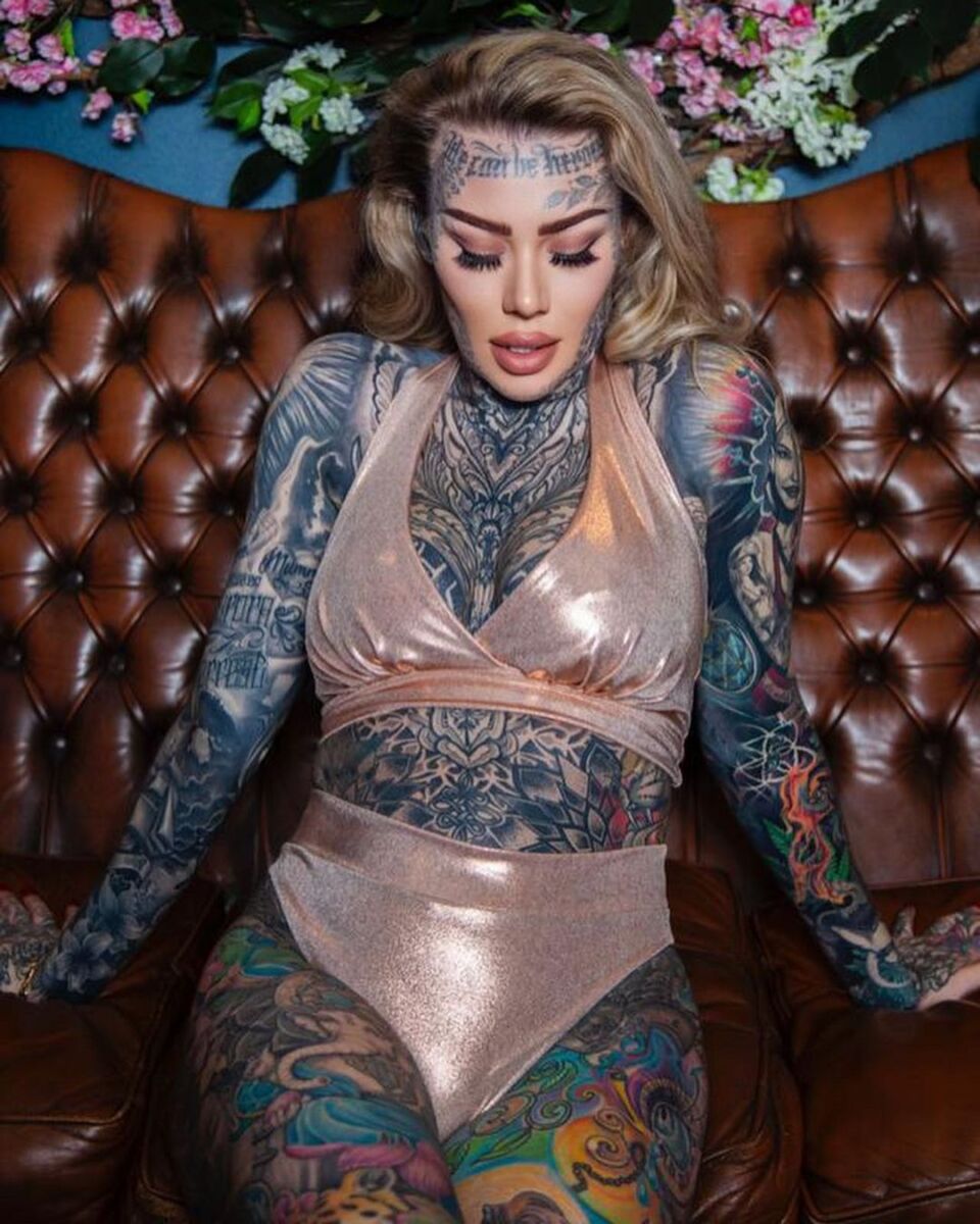 La modelo británica que tiene el 95% del cuerpo tatuado 1 La modelo británica que tiene el 95% del cuerpo tatuado Becky Holt es una modelo británica de 34 años que, dice, nunca había estado más a gusto con su cuerpo como ahora, que tiene el 94% de su piel llena de tinta.