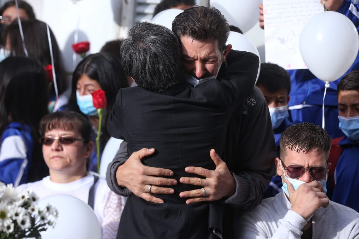 Sentido homenaje a angelitos muertos en Ciudad Bolívar 6 Sentido homenaje a angelitos muertos en Ciudad Bolívar En el colegio El Paraíso, estudiantes, profesores y familiares le realizaron un homenaje a Daniel Estiven Duque de 12 años, y a la pequeña Ivanna Salomé Rangel de 5 años, quienes perdieron la vida luego de ser víctimas del atentado que se presentó el pasado sábado en el CAI del barrio Arborizadora Alta, en la localidad de Ciudad Bolívar.