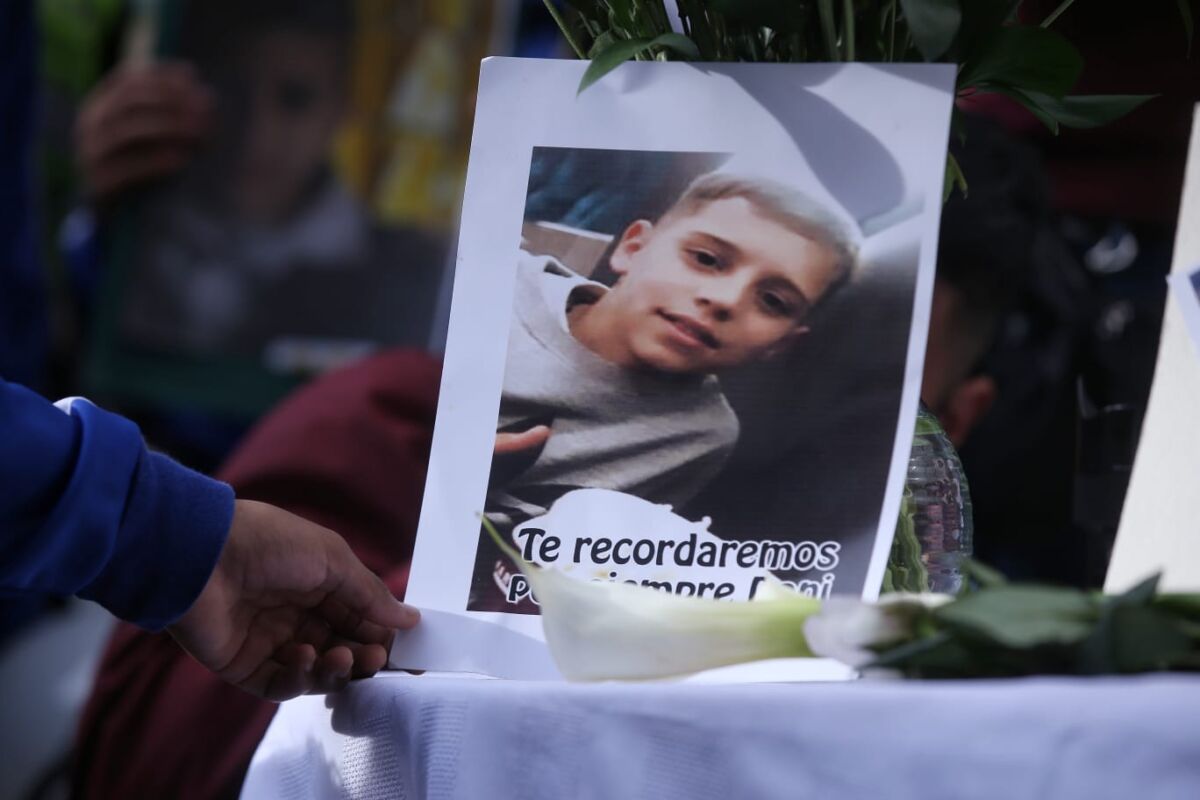 Sentido homenaje a angelitos muertos en Ciudad Bolívar 3 Sentido homenaje a angelitos muertos en Ciudad Bolívar En el colegio El Paraíso, estudiantes, profesores y familiares le realizaron un homenaje a Daniel Estiven Duque de 12 años, y a la pequeña Ivanna Salomé Rangel de 5 años, quienes perdieron la vida luego de ser víctimas del atentado que se presentó el pasado sábado en el CAI del barrio Arborizadora Alta, en la localidad de Ciudad Bolívar.