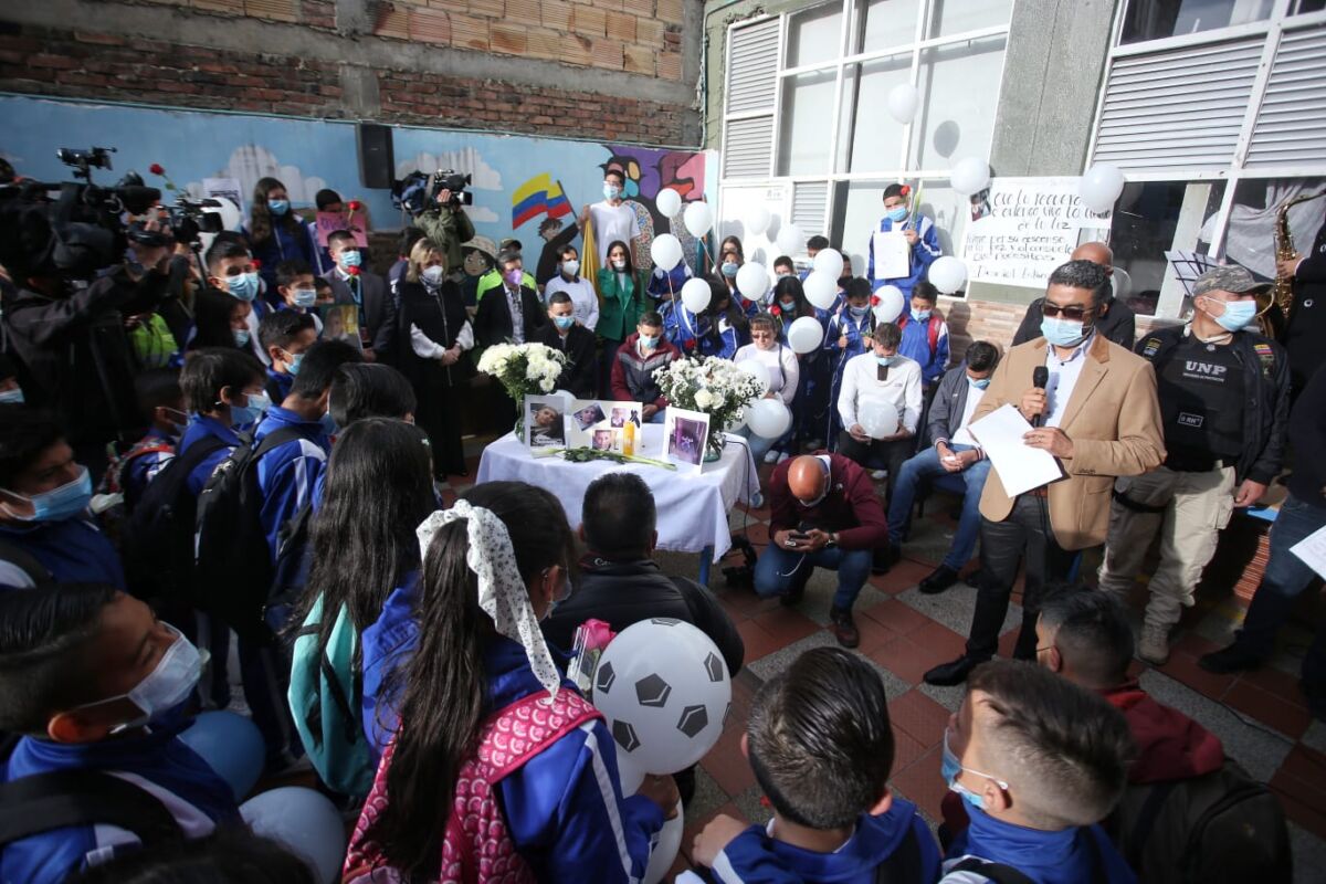 Sentido homenaje a angelitos muertos en Ciudad Bolívar 4 Sentido homenaje a angelitos muertos en Ciudad Bolívar En el colegio El Paraíso, estudiantes, profesores y familiares le realizaron un homenaje a Daniel Estiven Duque de 12 años, y a la pequeña Ivanna Salomé Rangel de 5 años, quienes perdieron la vida luego de ser víctimas del atentado que se presentó el pasado sábado en el CAI del barrio Arborizadora Alta, en la localidad de Ciudad Bolívar.