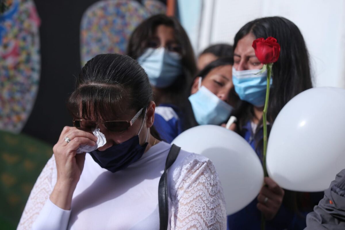Sentido homenaje a angelitos muertos en Ciudad Bolívar 1 Sentido homenaje a angelitos muertos en Ciudad Bolívar En el colegio El Paraíso, estudiantes, profesores y familiares le realizaron un homenaje a Daniel Estiven Duque de 12 años, y a la pequeña Ivanna Salomé Rangel de 5 años, quienes perdieron la vida luego de ser víctimas del atentado que se presentó el pasado sábado en el CAI del barrio Arborizadora Alta, en la localidad de Ciudad Bolívar.