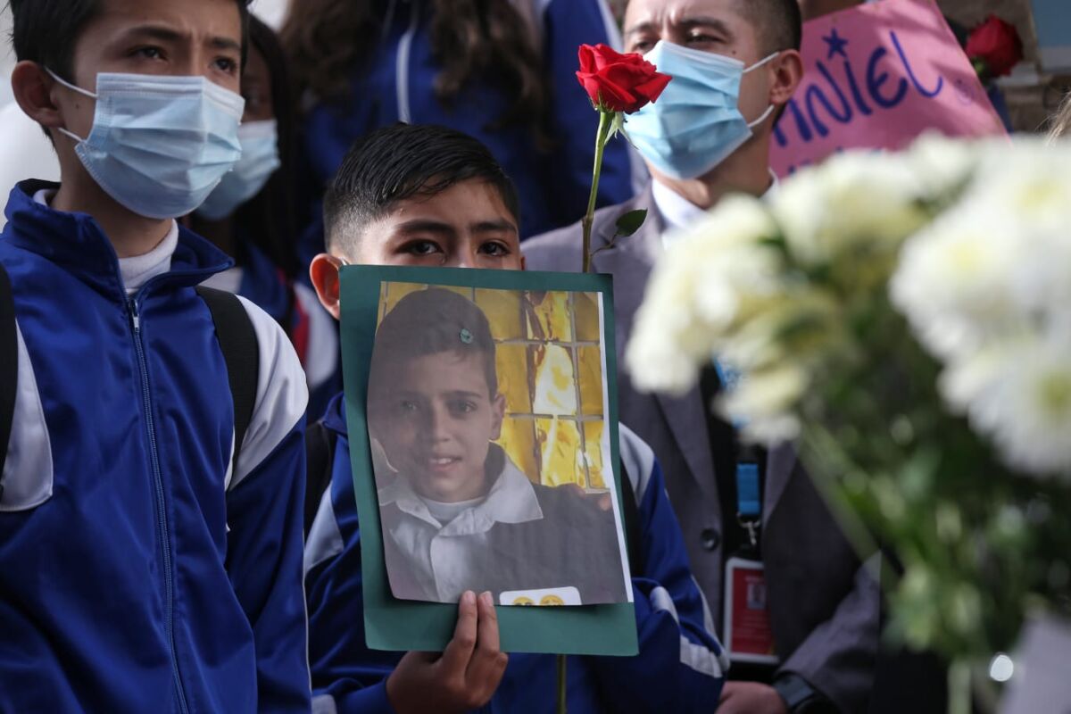 Sentido homenaje a angelitos muertos en Ciudad Bolívar 5 Sentido homenaje a angelitos muertos en Ciudad Bolívar En el colegio El Paraíso, estudiantes, profesores y familiares le realizaron un homenaje a Daniel Estiven Duque de 12 años, y a la pequeña Ivanna Salomé Rangel de 5 años, quienes perdieron la vida luego de ser víctimas del atentado que se presentó el pasado sábado en el CAI del barrio Arborizadora Alta, en la localidad de Ciudad Bolívar.
