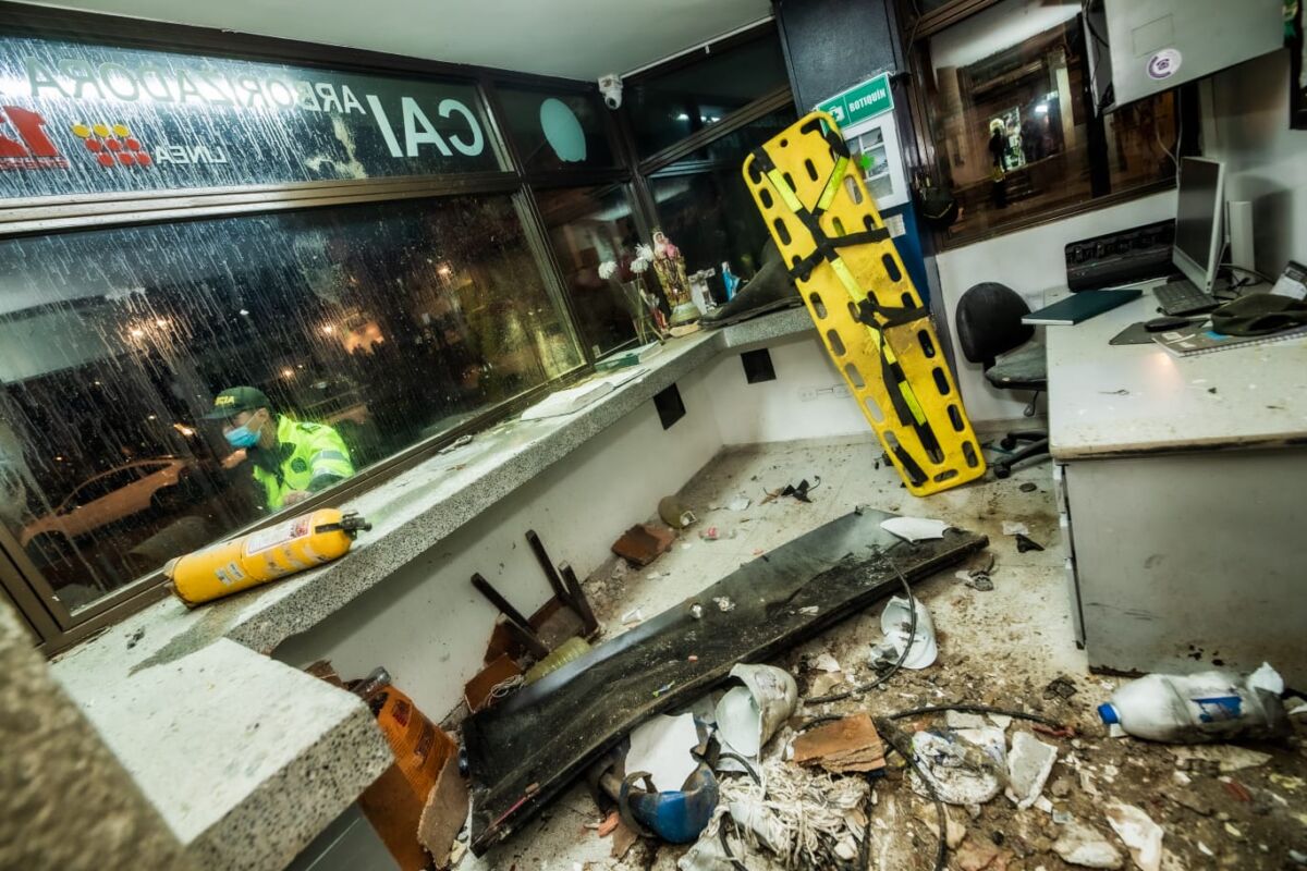 Confirman que disidencias de las Farc son los responsables del atentado en Ciudad Bolívar Luego del atentado terrorista en el CAI de Ciudad Bolívar, que dejó la muerte de dos menores de edad y más de 30 personas lesionadas, la Policía Nacional y la Presidencia de la República confirmaron que las disidencias del Frente 33 de las FARC, son los responsables.