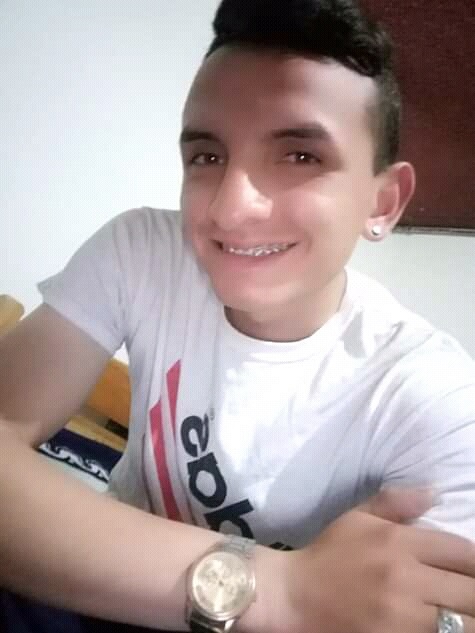 Una rasca tiene a David en tremendo enredo 2 Una rasca tiene a David en tremendo enredo Todo el licor que recorría las venas de David Olmos y que le nubló la mente por completo desapareció en el momento en que chocó contra un taxi y cayó en la cuenta de que no tenía licencia y que el carro que iba conduciendo no era suyo.