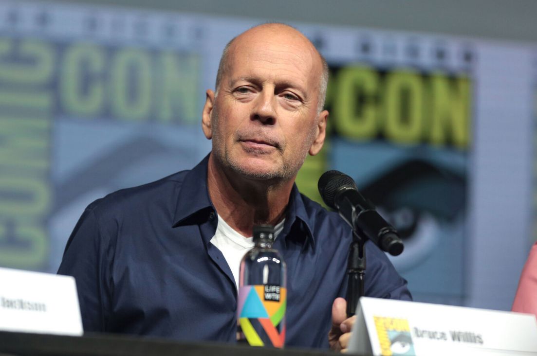 Pille qué es la afasia, la enfermedad que sacó a Bruce Willis del cine La afasia, la enfermedad que el experimentado actor tiene, provoca la pérdida de la capacidad de expresar o comprender el lenguaje hablado o escrito, como resultado del daño en las áreas del cerebro que controlan el lenguaje.