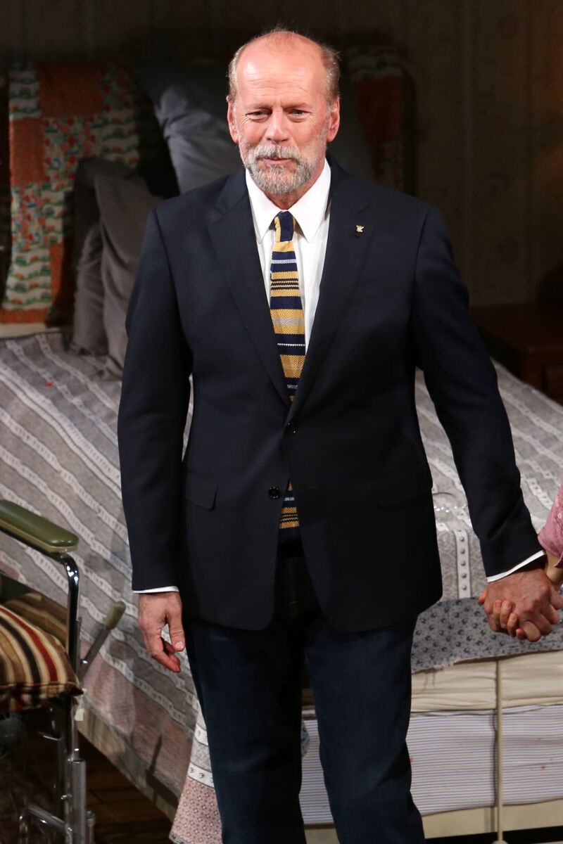 Bruce Willis se retira de la actuación por una enfermedad El héroe de acción Bruce Willis, de 67 años, anunció su retiro de la actuación tras ser diagnosticado con afasia, una enfermedad que afecta la comunicación, anunció su familia este miércoles. 