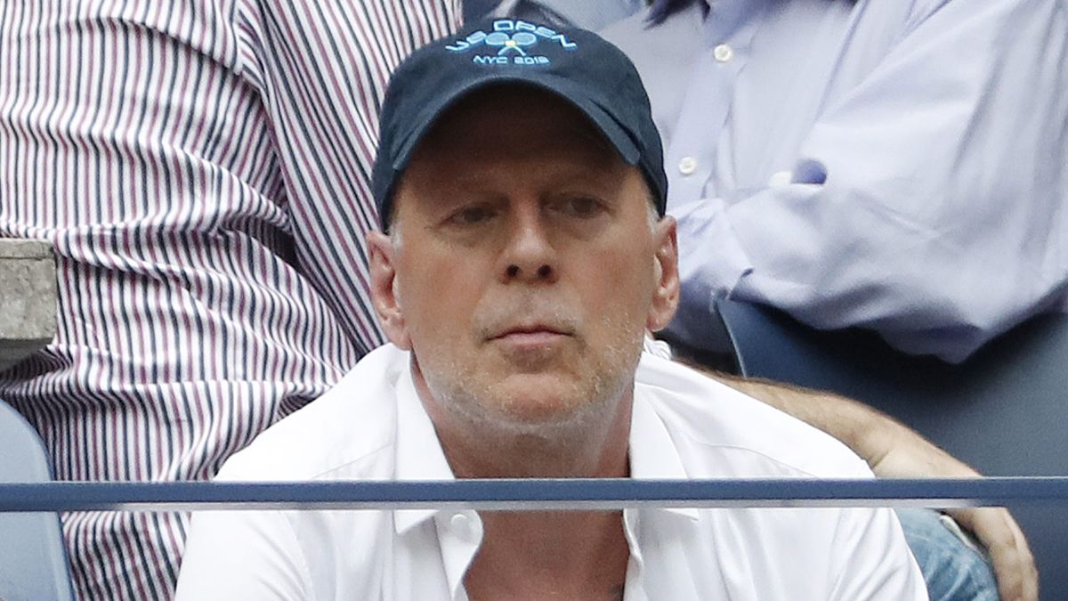 Bruce Willis se retira de la actuación por una enfermedad El héroe de acción Bruce Willis, de 67 años, anunció su retiro de la actuación tras ser diagnosticado con afasia, una enfermedad que afecta la comunicación, anunció su familia este miércoles. 