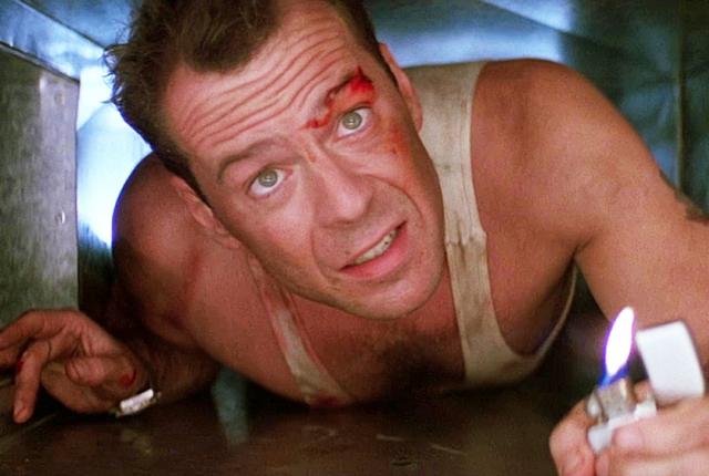 Bruce Willis se retira de la actuación por una enfermedad El héroe de acción Bruce Willis, de 67 años, anunció su retiro de la actuación tras ser diagnosticado con afasia, una enfermedad que afecta la comunicación, anunció su familia este miércoles. 