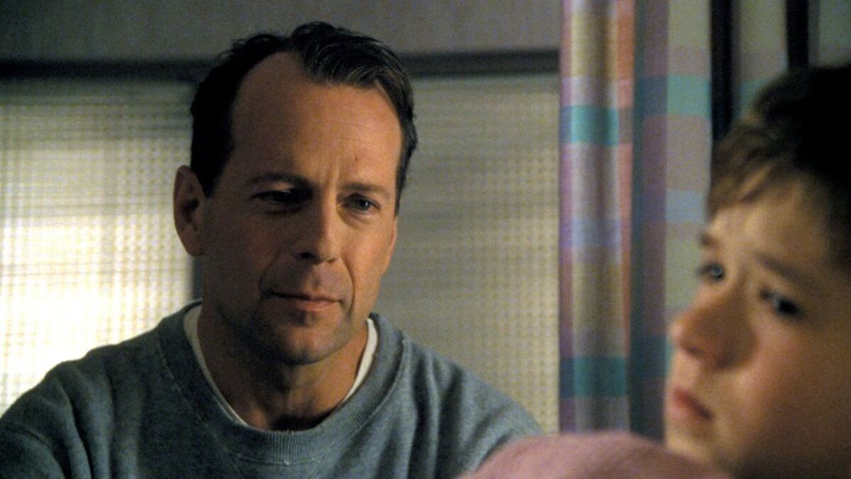 Bruce Willis se retira de la actuación por una enfermedad El héroe de acción Bruce Willis, de 67 años, anunció su retiro de la actuación tras ser diagnosticado con afasia, una enfermedad que afecta la comunicación, anunció su familia este miércoles. 