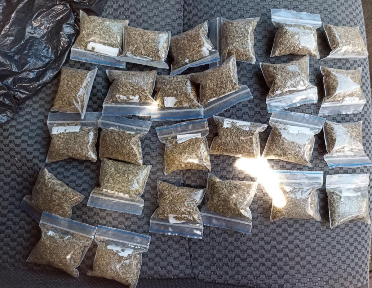 Destruyen más de 170 kilos de drogas incautadas en los colegios de Bogotá 1 Destruyen más de 170 kilos de drogas incautadas en los colegios de Bogotá Y añadió que esta droga incautada y destruida estaba siendo comercializada alrededor de entornos escolares y que dentro de los estupefacientes se encuentran marihuana, cocaína, bazuco y drogas sintéticas.