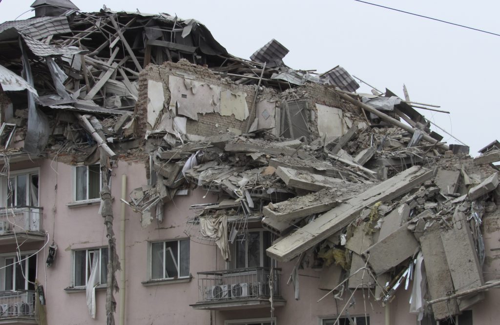 Las afectaciones tras un mes del conflicto entre Rusia y Ucrania La guerra emprendida por Rusia contra Ucrania, de la que este jueves se cumplió un mes, ha dejado ya más de 700 civiles muertos y 3,4 millones de refugiados.