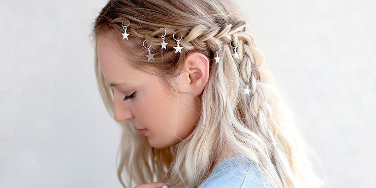 3 estilos para llevar el cabello a la moda 1 3 estilos para llevar el cabello a la moda Si hay un aspecto especial que puede cambiar el look de una mujer, es el cabello. Por eso cada tanto se actualizan las tendencias en el mundo de la moda, y en esta ocasión hablaremos de los peinados con los que a diario usted puede cambiar su estilo y verse más versátil.
