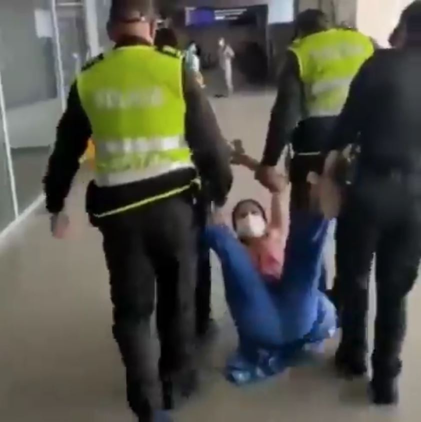 EN VIDEO: Candidata al senado protagonizó escándalo en aeropuerto A Narly Yesenia Bedoya Gallego, candidata al senado por el partido conservador se la llevaron esposada y a rastras, en el aeropuerto de Santa Marta, después de denunciar el cobro extra de su equipaje en la aerolínea Viva Air.