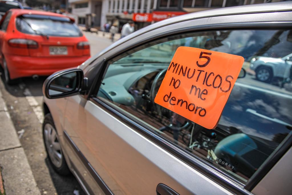 Campaña para corregir a los mal parqueados 2 Campaña para corregir a los mal parqueados Tanto peatones, conductores responsables y la ciudadanía, en general, están visiblemente cansados de las personas que dejan a sus carros mal parqueados en cualquier parte, invadiendo el espacio público que es usado y aprovechado por todos.