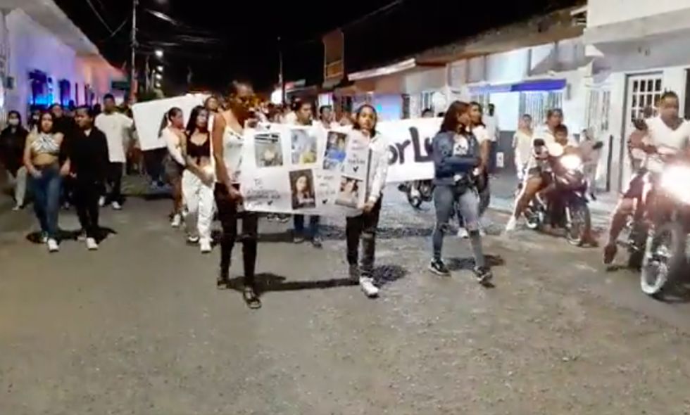 Terrible asesinato a niña de 13 años a manos de su amiga de 17 Desde el pasado martes 22 de marzo,&nbsp;Mary Luna Giraldo Arango, de 13 años, salió de su casa en el&nbsp;barrio La Rivera del municipio de La Victoria, en el Valle del Cauca. Ese día le contó a su abuela que iba para el municipio de Ansermanuevo, que no se demoraba. Sin embargo nunca regresó.