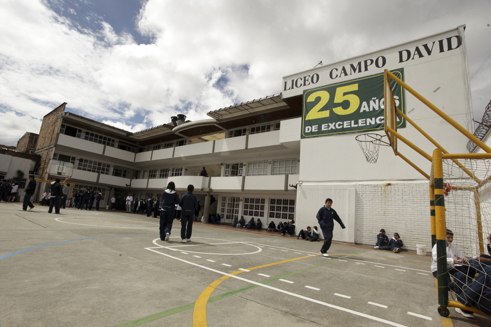 Colegio del Tunal, el segundo mejor del país en las pruebas Saber La calidad de algunas instituciones educativas en Bogotá es para destacar. Ese es el caso de un colegio ubicado en el sur de la capital, más exactamente en el barrio El Tunal (Tunjuelito), que acaba de sobresalir por ubicarse en el segundo puesto de las Pruebas Saber.