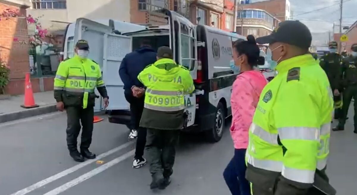 EN VIDEO: Capturados por robo a taxista en Bosa Dos hombres y una mujer fueron capturados en las últimas horas en la localidad de Bosa, luego de que, por medio de voces de auxilio de la comunidad, se alertara a los policías por haber cometido un hurto a mano armada.