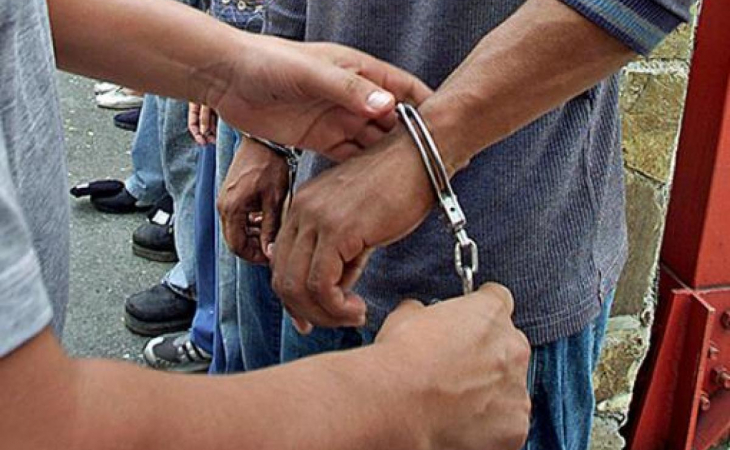 Cae banda que comercializaba medicamentos vencidos y descompuestos 1 Cae banda que comercializaba medicamentos vencidos y descompuestos Una banda criminal fue desarticulada en las últimas horas por las autoridades, luego de conocerse que comercializaban medicamentos vencidos y descompuestos que ponían en riesgo la salud de la ciudadanía.