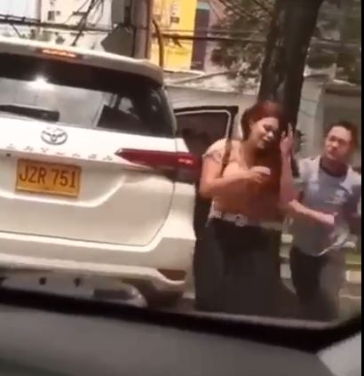 EN VIDEO: Recompensa por salvaje que golpeó a mujer en la calle 1 EN VIDEO: Recompensa por salvaje que golpeó a mujer en la calle En video quedó registrado el momento en que un salvaje hombre agredió con puños y patadas, en varias oportunidades, a una mujer en medio de la calle. El hecho se presentó en la ciudad de Cali, Valle del Cauca.