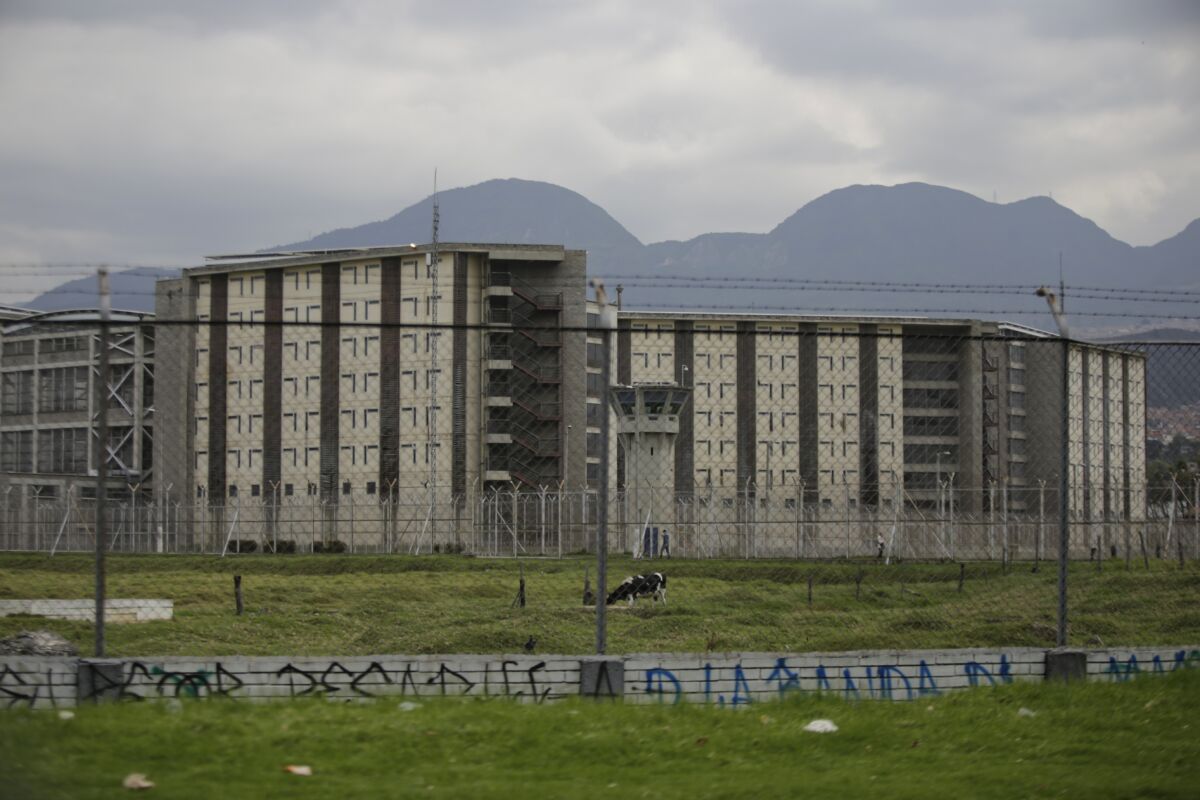 EE.UU pide en extradición a cabecilla de la estructura criminal 'Los Contadores' Investigadores del CTI de la Fiscalía notificaron a Mario Mauricio Morán Guerrero, alias 'Camilo 40', de una solicitud de extradición en su contra elevada por la Corte del Distrito Este del Estado de Texas, Estados Unidos, que lo requiere por cargos relacionados con tráfico transnacional de estupefacientes.