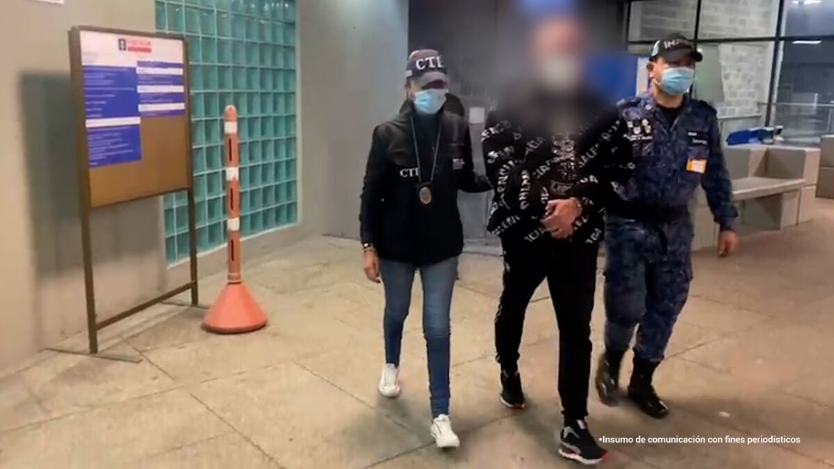 EE.UU. pedirá en extradición a guardias que habían ayudado en la fuga de 'Matamba' 4 EE.UU. pedirá en extradición a guardias que habían ayudado en la fuga de 'Matamba' Estados Unidos solicitará en extradición a los guardias del INPEC que ayudaron a fugar a Juan Larrinson Castro Estupiñán, alias 'Matamba', de la cárcel La Picota de Bogotá.