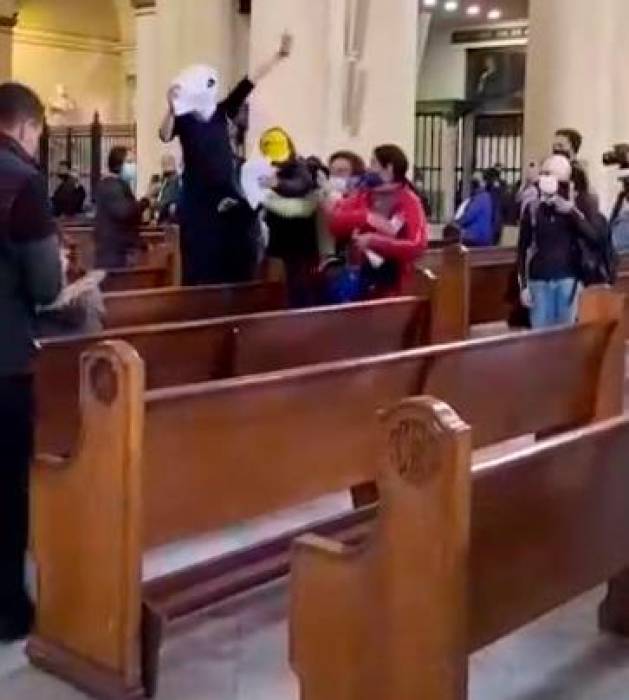 Indignación por encapuchados que irrumpieron en la Catedral Primada de Bogotá 1 Indignación por encapuchados que irrumpieron en la Catedral Primada de Bogotá Por medio de las redes sociales se ha difundido un video donde un grupo de personas encapachadas ingresaron a la Catedral Primada de Bogotá en la mañana de este domingo 20 de marzo, para hacer un tipo de manifestación, situación que ha causado indignación por parte de los fieles de la iglesia y de la comunidad en general.