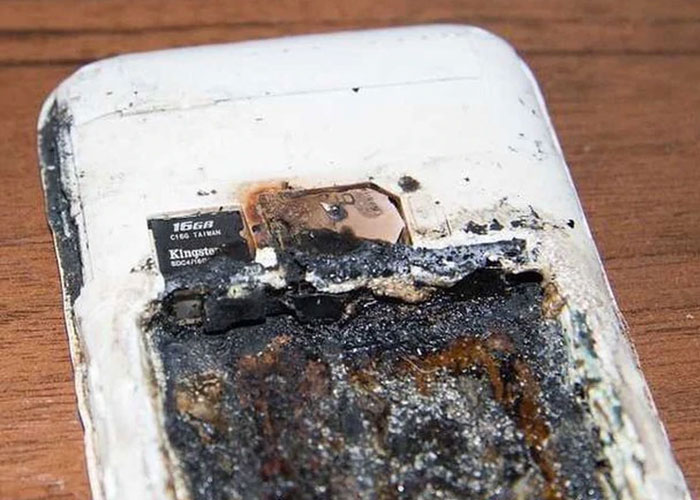 Joven murió electrocutado mientras cargaba su celular En la localidad de Maipú, en Argentina, se conoció la triste noticia de un joven de 18 años que habría fallecido electrocutado luego de manipular su dispositivo móvil mientras este estaba cargando.
