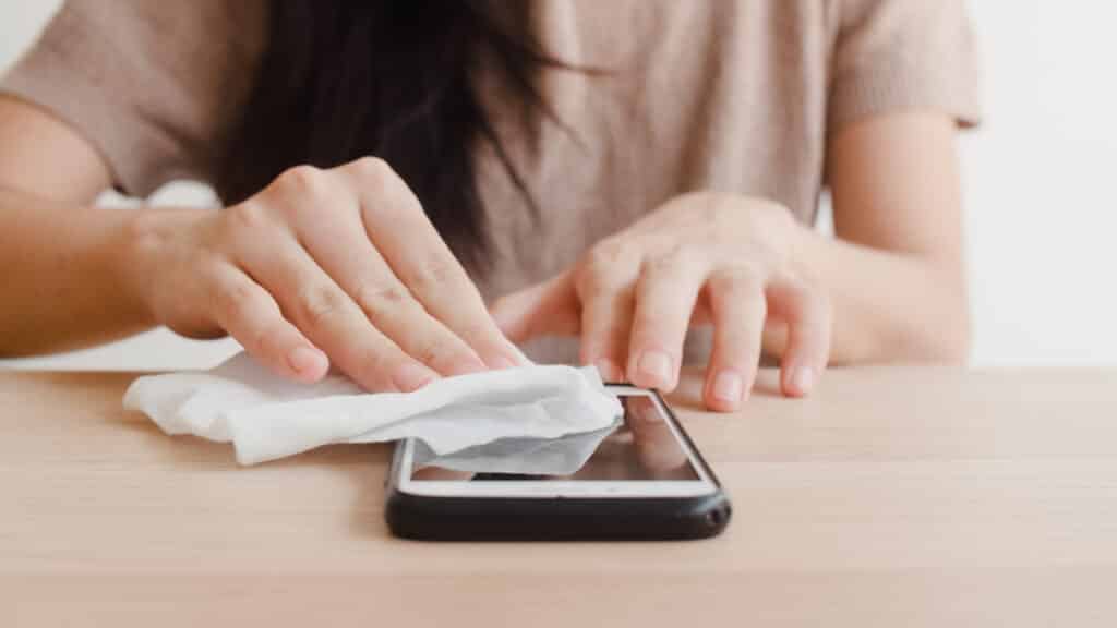 EN VIDEO: Trucos sencillos para cuidar sus dispositivos electrónicos 1 EN VIDEO: Trucos sencillos para cuidar sus dispositivos electrónicos Para alargar la vida útil de nuestros dispositivos tecnológicos y disfrutar de un mayor rendimiento, se requiere que les tengamos un cuidado y se les realice un mantenimiento adecuando.