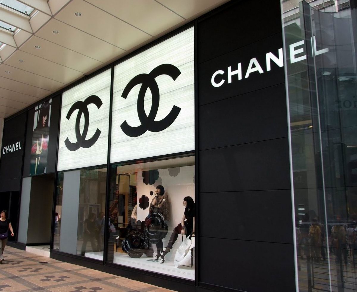Tratan de 'pobre' a 'La Liendra' en Chanel, la lujosa tienda 2 Tratan de 'pobre' a 'La Liendra' en Chanel, la lujosa tienda El influenciador La Liendra contó que "lo trataron de pobre" en una lujosa tienda de España a donde asistió para comprar un bolso que vale una millonada.