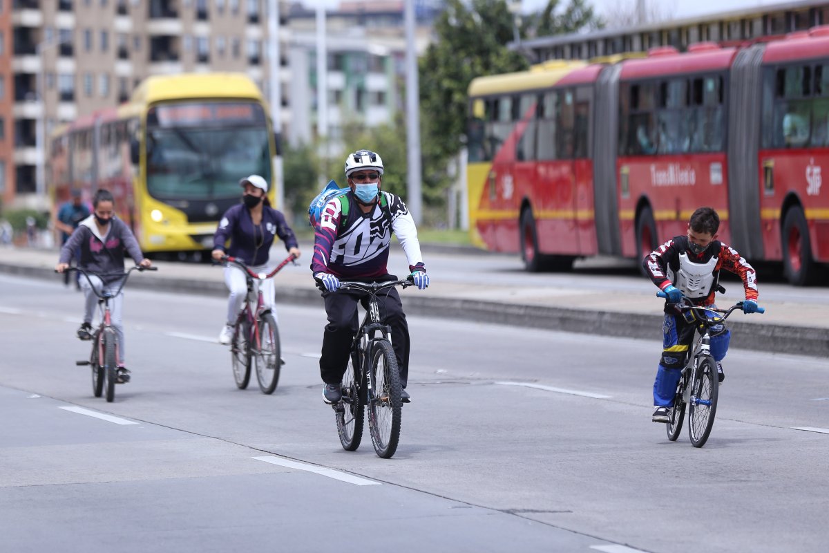 Más de 300 comparendos en el Día sin Carro y sin Moto en Bogotá 1 Más de 300 comparendos en el Día sin Carro y sin Moto en Bogotá Bogotá vive una nueva jornada del Día sin Carro y sin Moto, cientos de ciudadanos madrugaron a desplazarse en transporte público o bicicleta a sus trabajos. Sin embargo, algunos dieron papaya y se ganaron su comparendo.