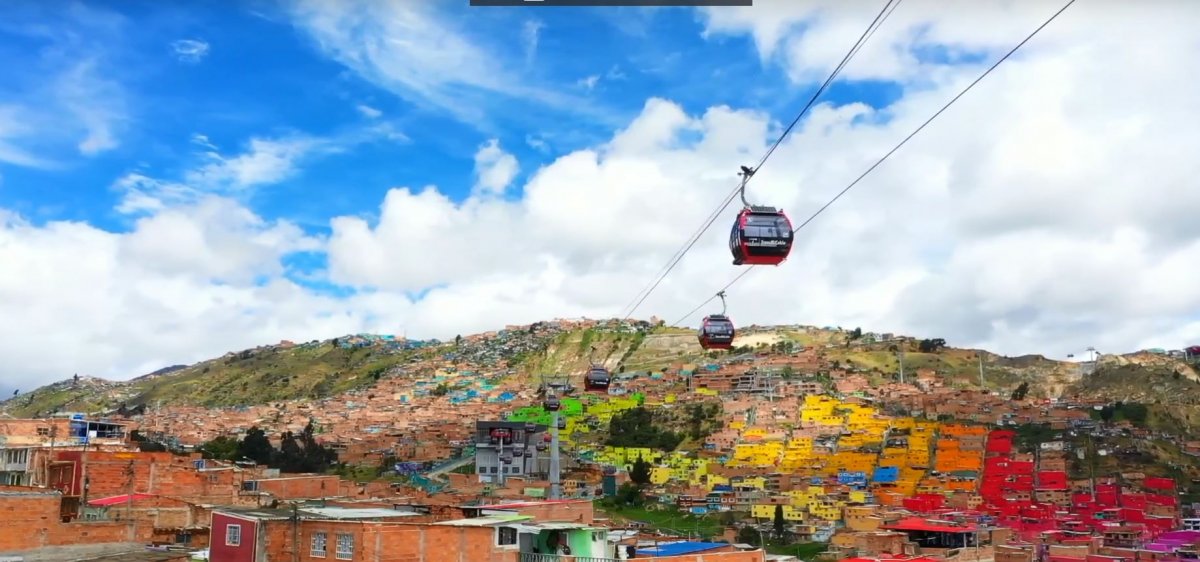 Atrapan a tres sujetos con explosivos para un presunto plan terrorista en Bogotá 1 Atrapan a tres sujetos con explosivos para un presunto plan terrorista en Bogotá La Fiscalía General de la Nacional informó este sábado en un comunicado de prensa que en articulación con la Policía Nacional permitió frustrar lo que sería un plan terrorista en Bogotá. El presunto plan fue atribuido a tres personas que fueron sorprendidas, al parecer, custodiando explosivos de alto poder en una vivienda en el sur de la ciudad.